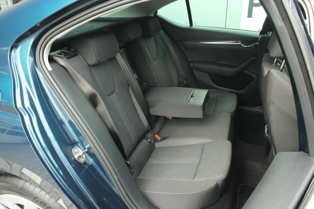 1.0 TSI 110pk Business Edition Plus | Keyless Entry | Navigatie | Apple CarPlay/ Android Auto | Parkeersensoren Voor/ Achter | Cruise Control Adaptieve