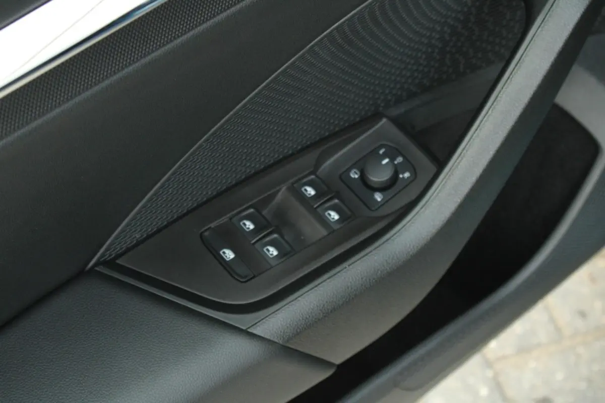 1.0 TSI 110pk Business Edition Plus | Keyless Entry | Navigatie | Apple CarPlay/ Android Auto | Parkeersensoren Voor/ Achter | Cruise Control Adaptieve