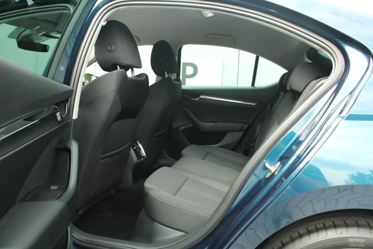 1.0 TSI 110pk Business Edition Plus | Keyless Entry | Navigatie | Apple CarPlay/ Android Auto | Parkeersensoren Voor/ Achter | Cruise Control Adaptieve