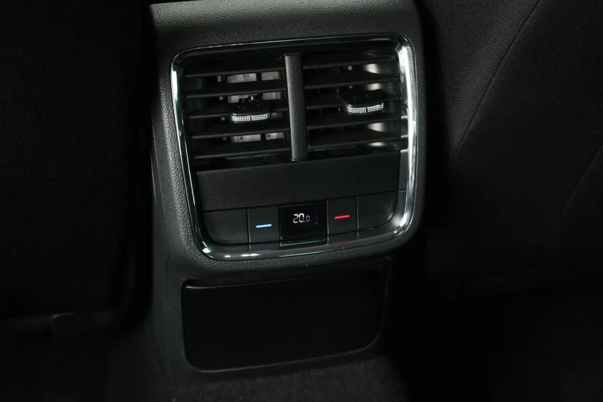 1.0 TSI 110pk Business Edition Plus | Keyless Entry | Navigatie | Apple CarPlay/ Android Auto | Parkeersensoren Voor/ Achter | Cruise Control Adaptieve