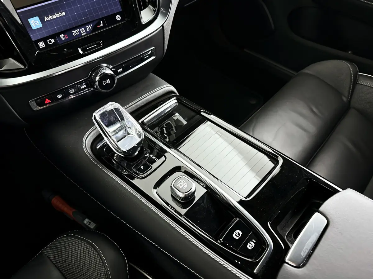 Recharge T6 AWD Plus Dark | SOH 99% | Parkeercamera | Stoel- en Stuurverwarming | Trekhaak