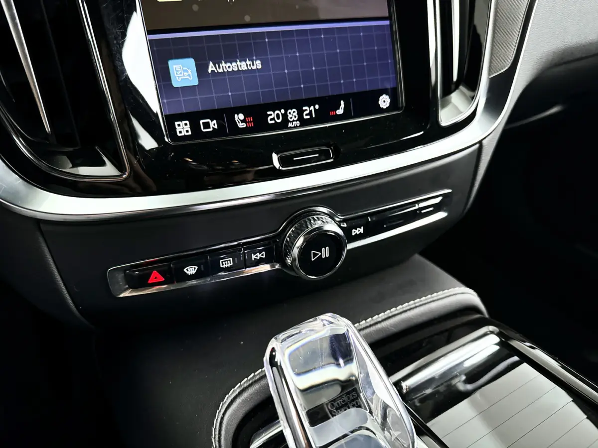 Recharge T6 AWD Plus Dark | SOH 99% | Parkeercamera | Stoel- en Stuurverwarming | Trekhaak