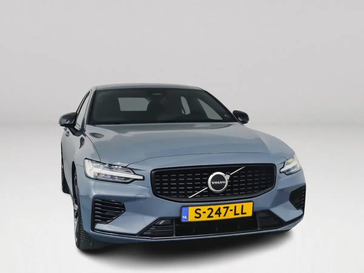 Recharge T6 AWD Plus Dark | SOH 99% | Parkeercamera | Stoel- en Stuurverwarming | Trekhaak