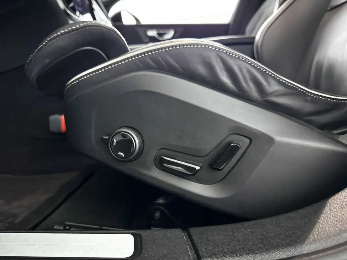 Recharge T6 AWD Plus Dark | SOH 99% | Parkeercamera | Stoel- en Stuurverwarming | Trekhaak