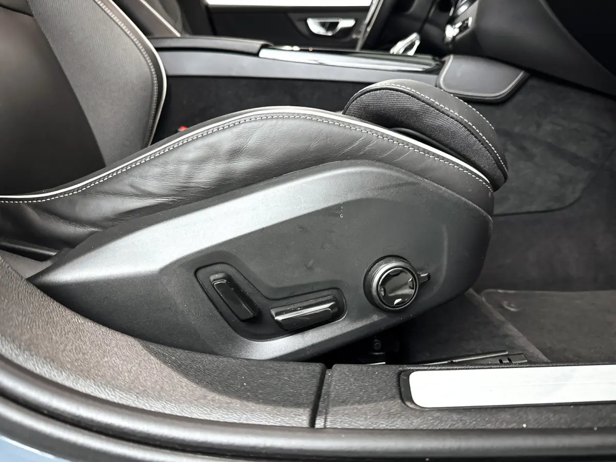 Recharge T6 AWD Plus Dark | SOH 99% | Parkeercamera | Stoel- en Stuurverwarming | Trekhaak