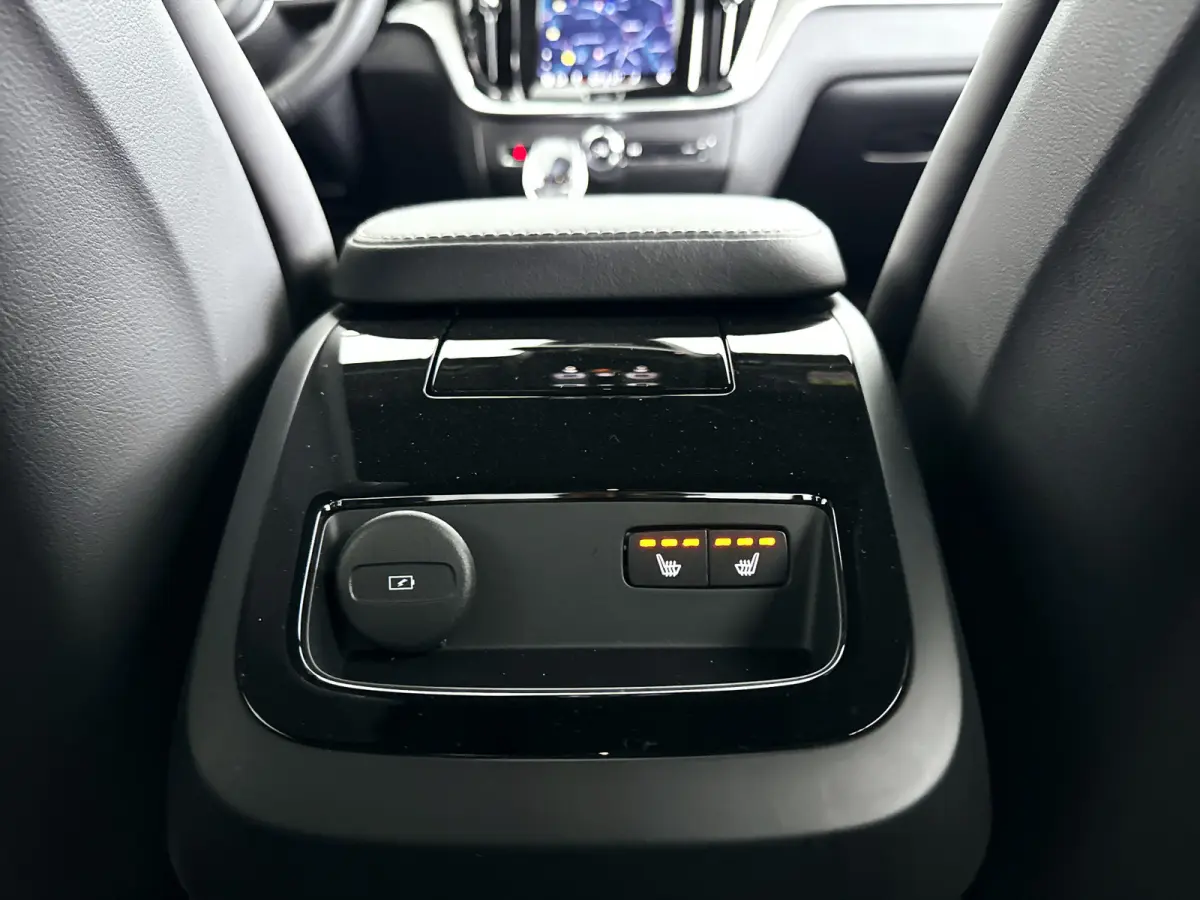 Recharge T6 AWD Plus Dark | SOH 99% | Parkeercamera | Stoel- en Stuurverwarming | Trekhaak