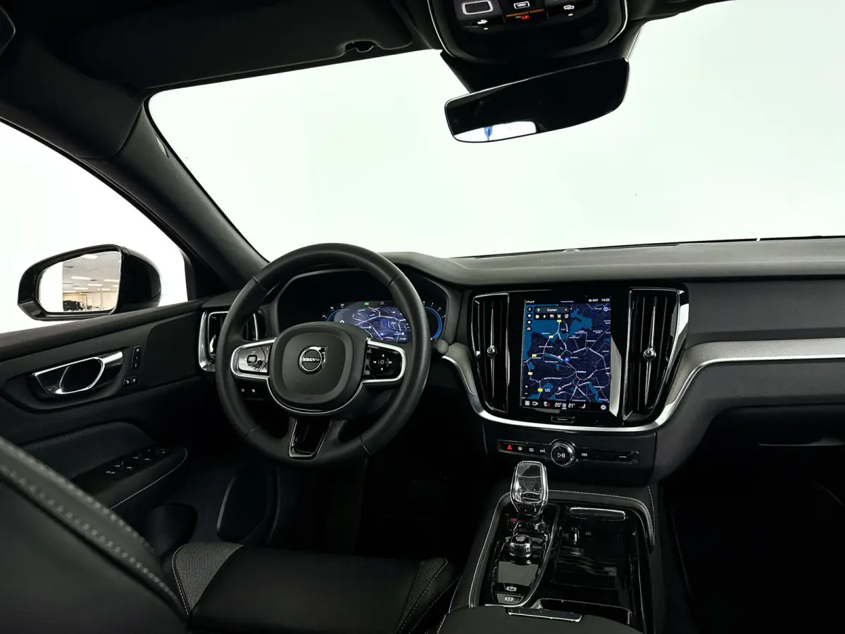 Recharge T6 AWD Plus Dark | SOH 99% | Parkeercamera | Stoel- en Stuurverwarming | Trekhaak