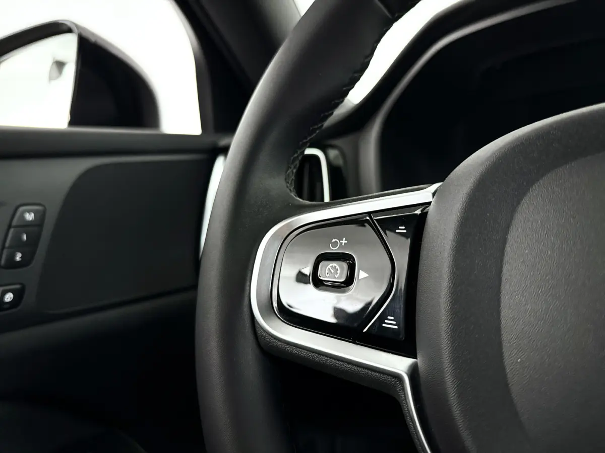 Recharge T6 AWD Plus Dark | SOH 99% | Parkeercamera | Stoel- en Stuurverwarming | Trekhaak