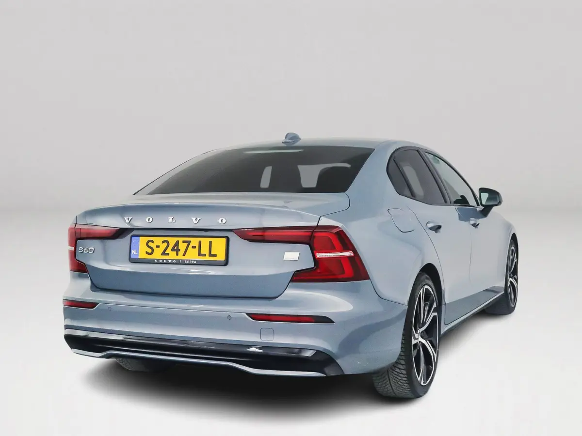 Recharge T6 AWD Plus Dark | SOH 99% | Parkeercamera | Stoel- en Stuurverwarming | Trekhaak
