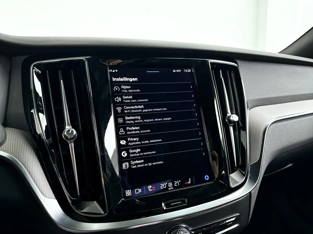 Recharge T6 AWD Plus Dark | SOH 99% | Parkeercamera | Stoel- en Stuurverwarming | Trekhaak