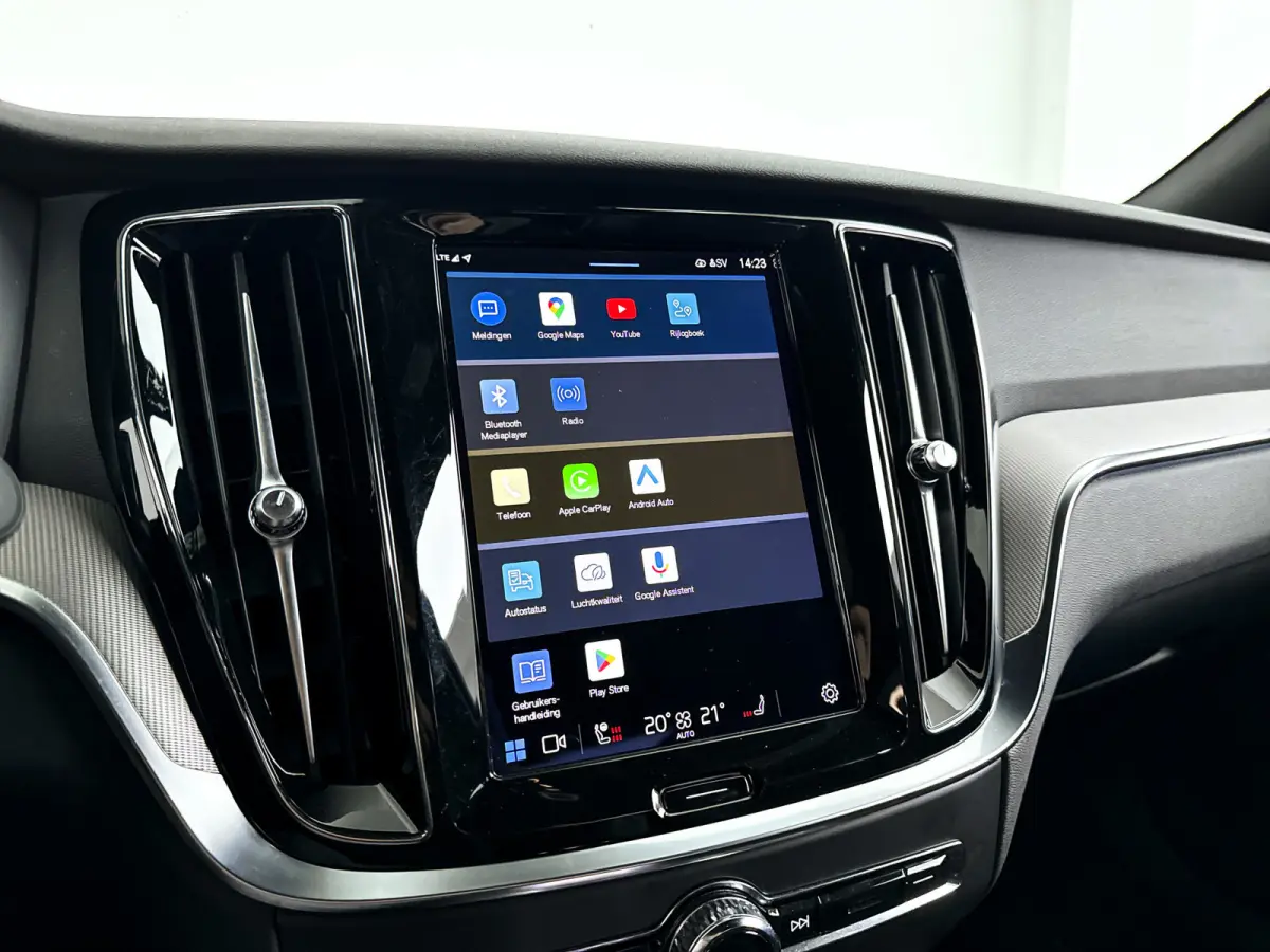 Recharge T6 AWD Plus Dark | SOH 99% | Parkeercamera | Stoel- en Stuurverwarming | Trekhaak
