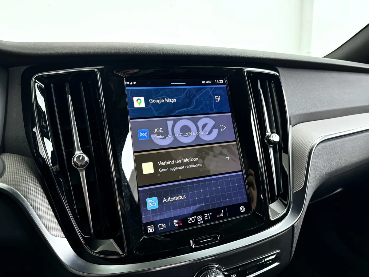 Recharge T6 AWD Plus Dark | SOH 99% | Parkeercamera | Stoel- en Stuurverwarming | Trekhaak