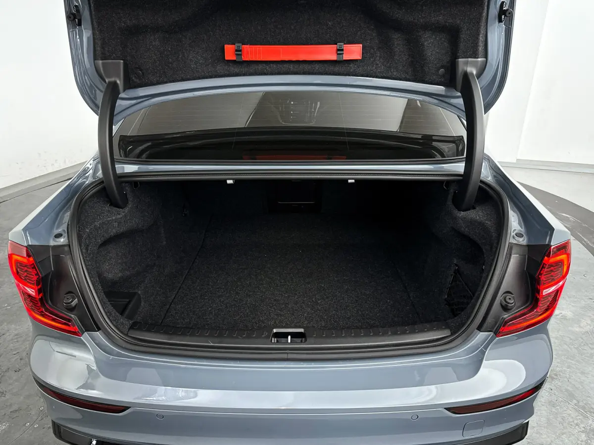 Recharge T6 AWD Plus Dark | SOH 99% | Parkeercamera | Stoel- en Stuurverwarming | Trekhaak