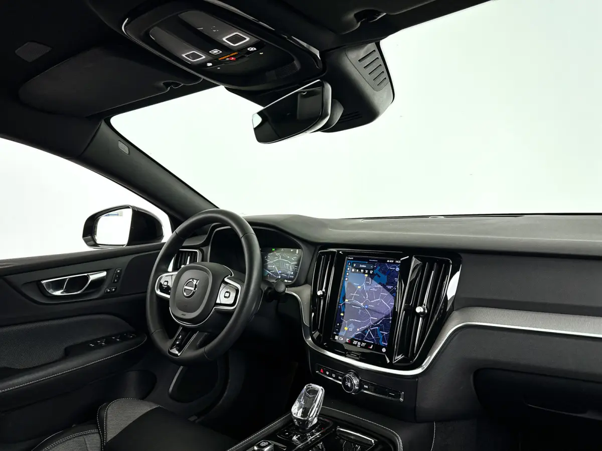 Recharge T6 AWD Plus Dark | SOH 99% | Parkeercamera | Stoel- en Stuurverwarming | Trekhaak