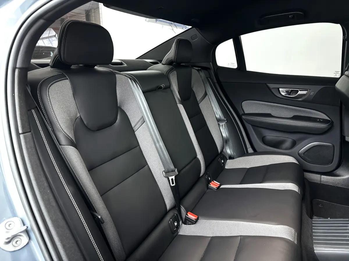Recharge T6 AWD Plus Dark | SOH 99% | Parkeercamera | Stoel- en Stuurverwarming | Trekhaak