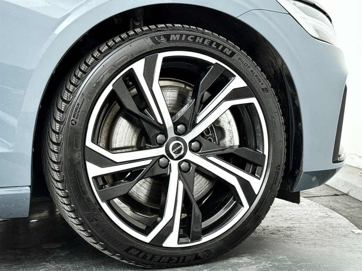 Recharge T6 AWD Plus Dark | SOH 99% | Parkeercamera | Stoel- en Stuurverwarming | Trekhaak