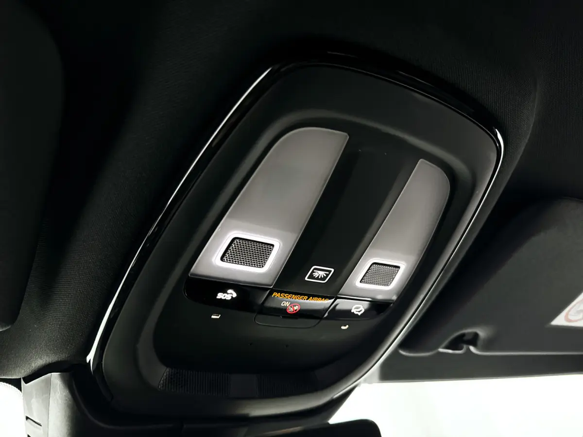 Recharge T6 AWD Plus Dark | SOH 99% | Parkeercamera | Stoel- en Stuurverwarming | Trekhaak