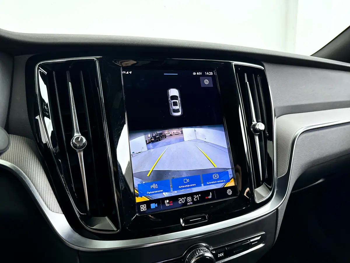 Recharge T6 AWD Plus Dark | SOH 99% | Parkeercamera | Stoel- en Stuurverwarming | Trekhaak