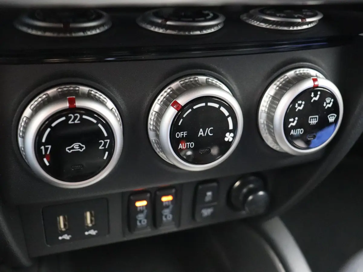 2.0 Intense | Stoelverwarming | Achteruitrij Camera | Trekhaak |Climate Control | Lederen Bekleding | Led Dimlicht |