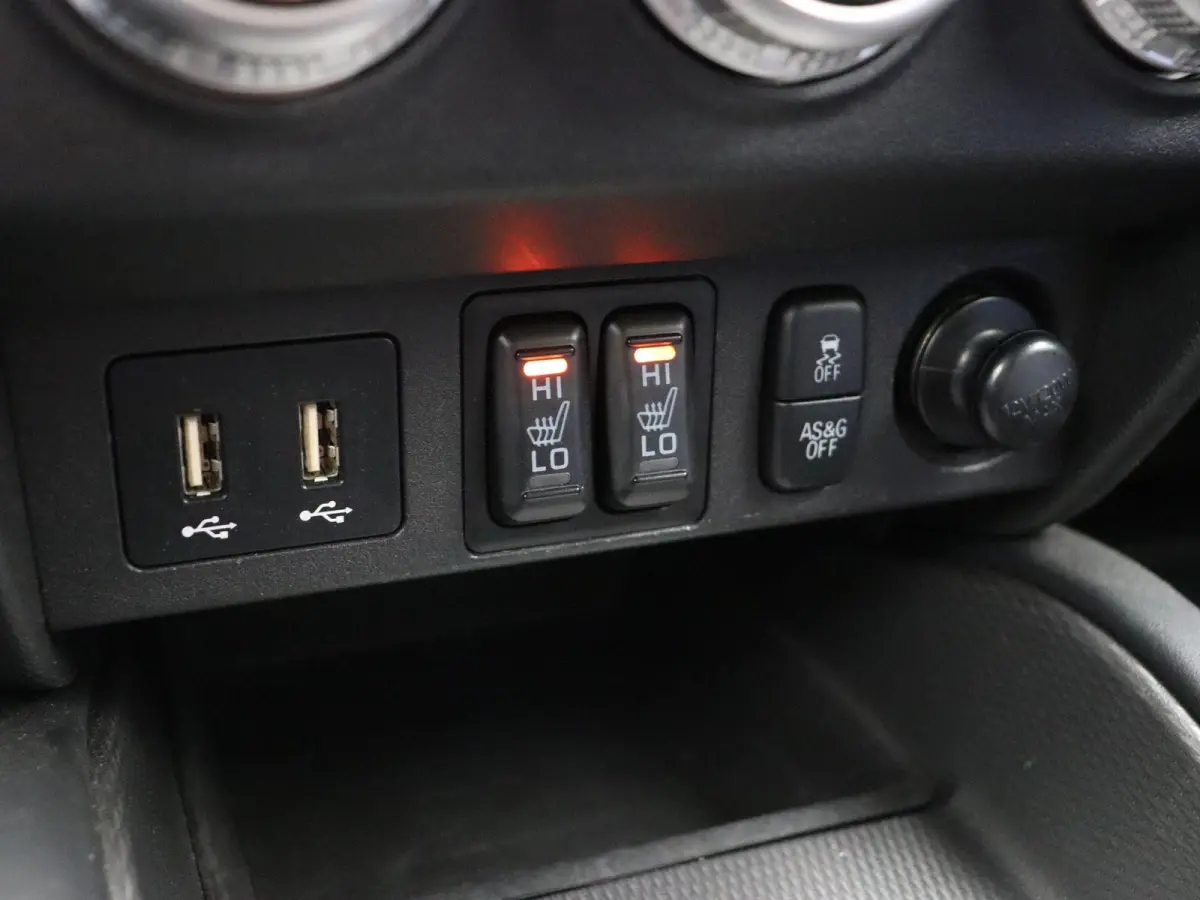 2.0 Intense | Stoelverwarming | Achteruitrij Camera | Trekhaak |Climate Control | Lederen Bekleding | Led Dimlicht |