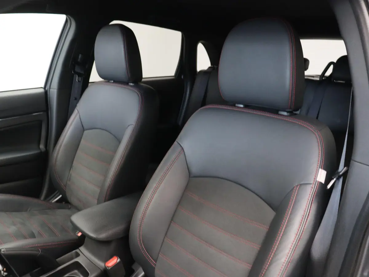 2.0 Intense | Stoelverwarming | Achteruitrij Camera | Trekhaak |Climate Control | Lederen Bekleding | Led Dimlicht |