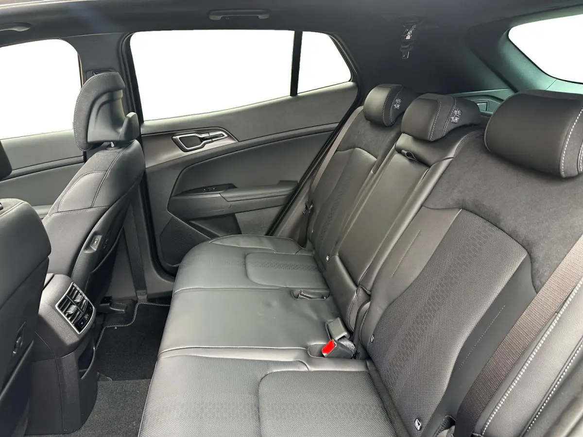 1.6 T-GDi Hybrid Black Edition Advanced | TIJDELIJK ACTIE MODEL| DIRECT LEVERBAAR | 3000,- INRUILVOORDEEL | Panorama Schuif/Kanteldak | Elektrisch verstelbare Stoelen |