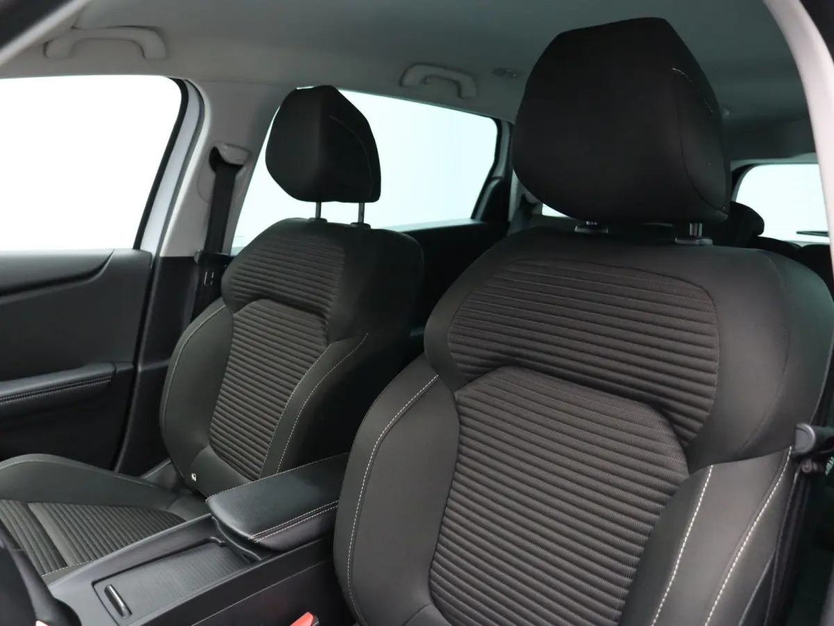 1.3 TCe Business Zen | volledig dealer onderhouden | 1ste eigenaar | Achteruitrijcamera | Parkeersensoren voor en achter | Navigatie | Dodehoekwaarschuwing |