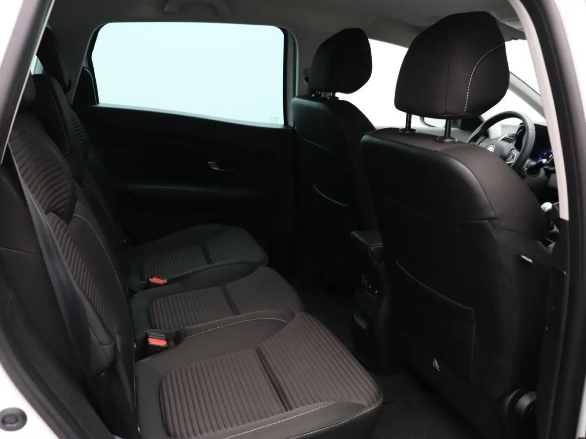 1.3 TCe Business Zen | volledig dealer onderhouden | 1ste eigenaar | Achteruitrijcamera | Parkeersensoren voor en achter | Navigatie | Dodehoekwaarschuwing |