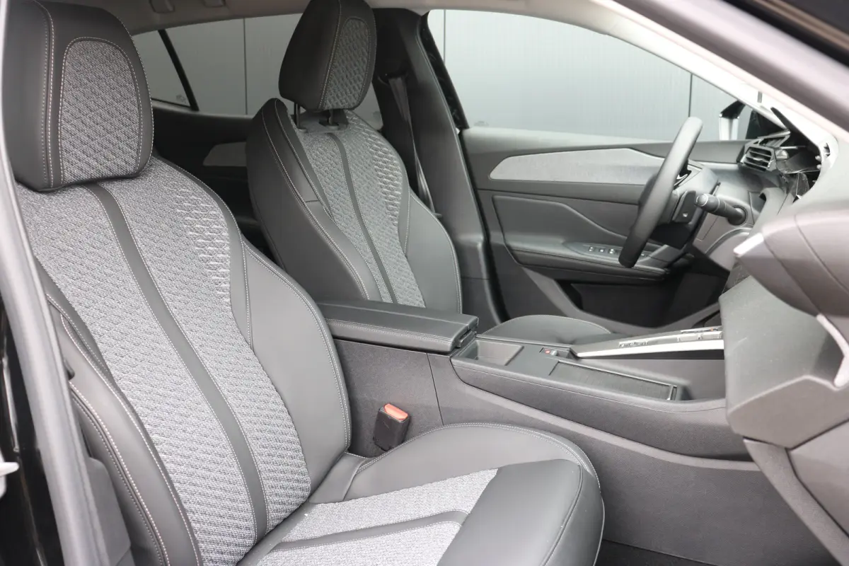 1.2 Allure Hybrid 145 | Navi | Stoel en stuurverwarming | Ad. Cruise control | 19'' LMV | Camera |