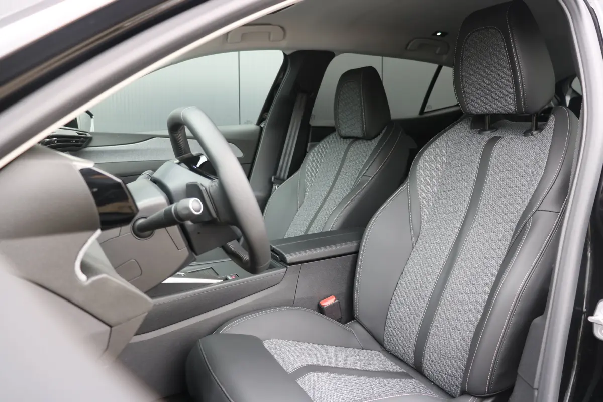 1.2 Allure Hybrid 145 | Navi | Stoel en stuurverwarming | Ad. Cruise control | 19'' LMV | Camera |