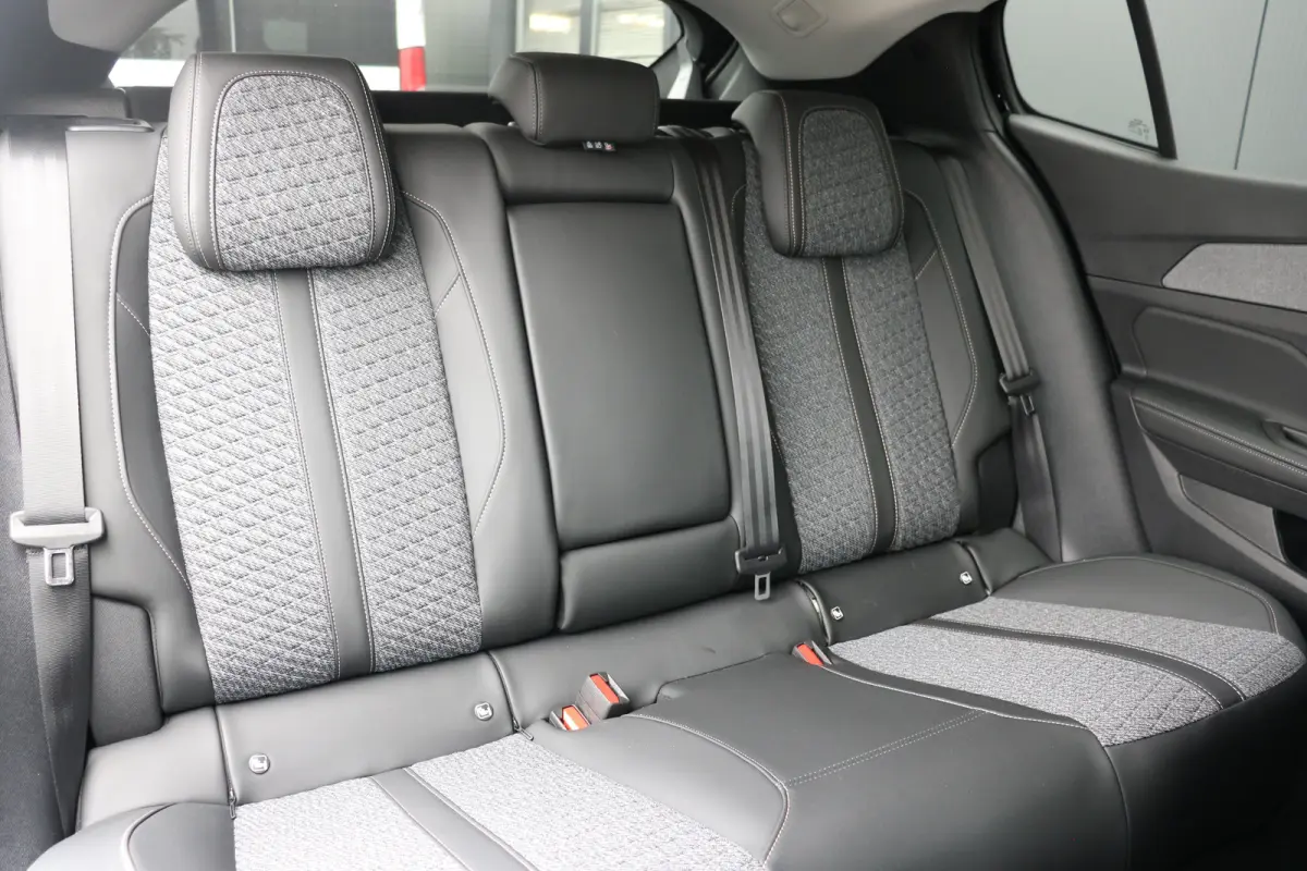 1.2 Allure Hybrid 145 | Navi | Stoel en stuurverwarming | Ad. Cruise control | 19'' LMV | Camera |