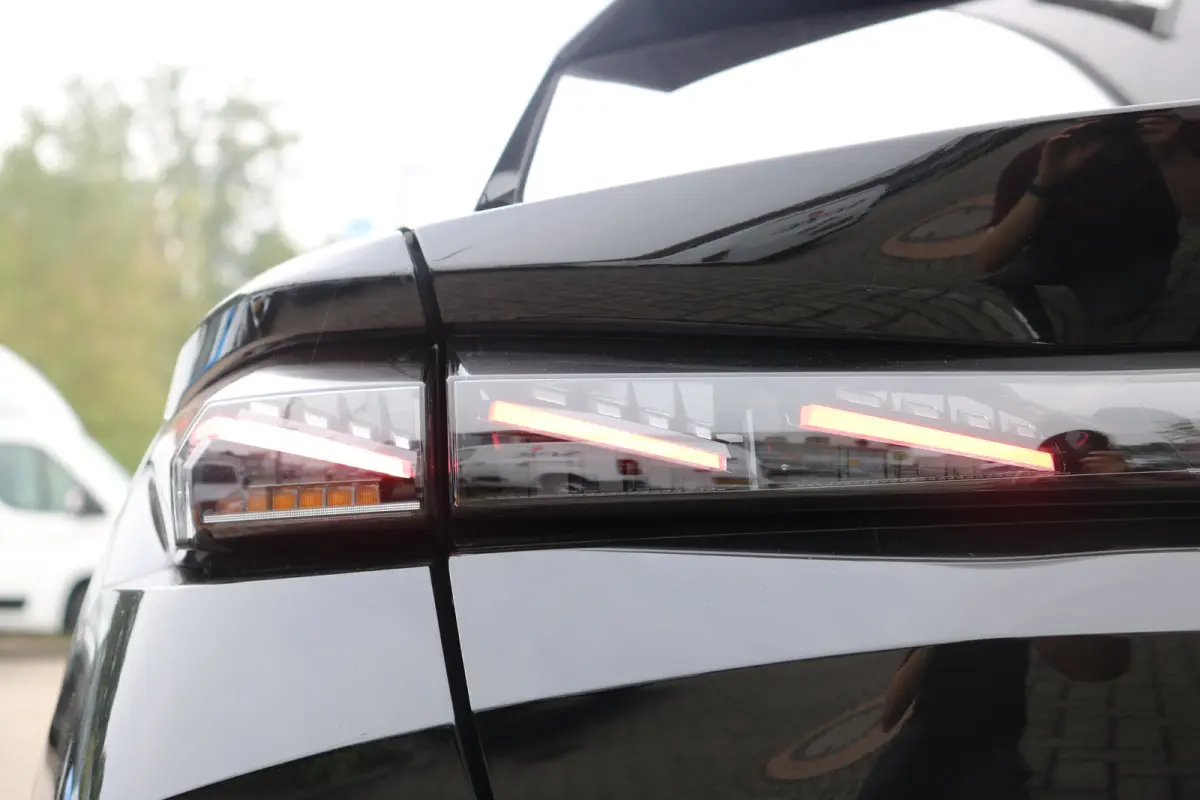 1.2 Allure Hybrid 145 | Navi | Stoel en stuurverwarming | Ad. Cruise control | 19'' LMV | Camera |