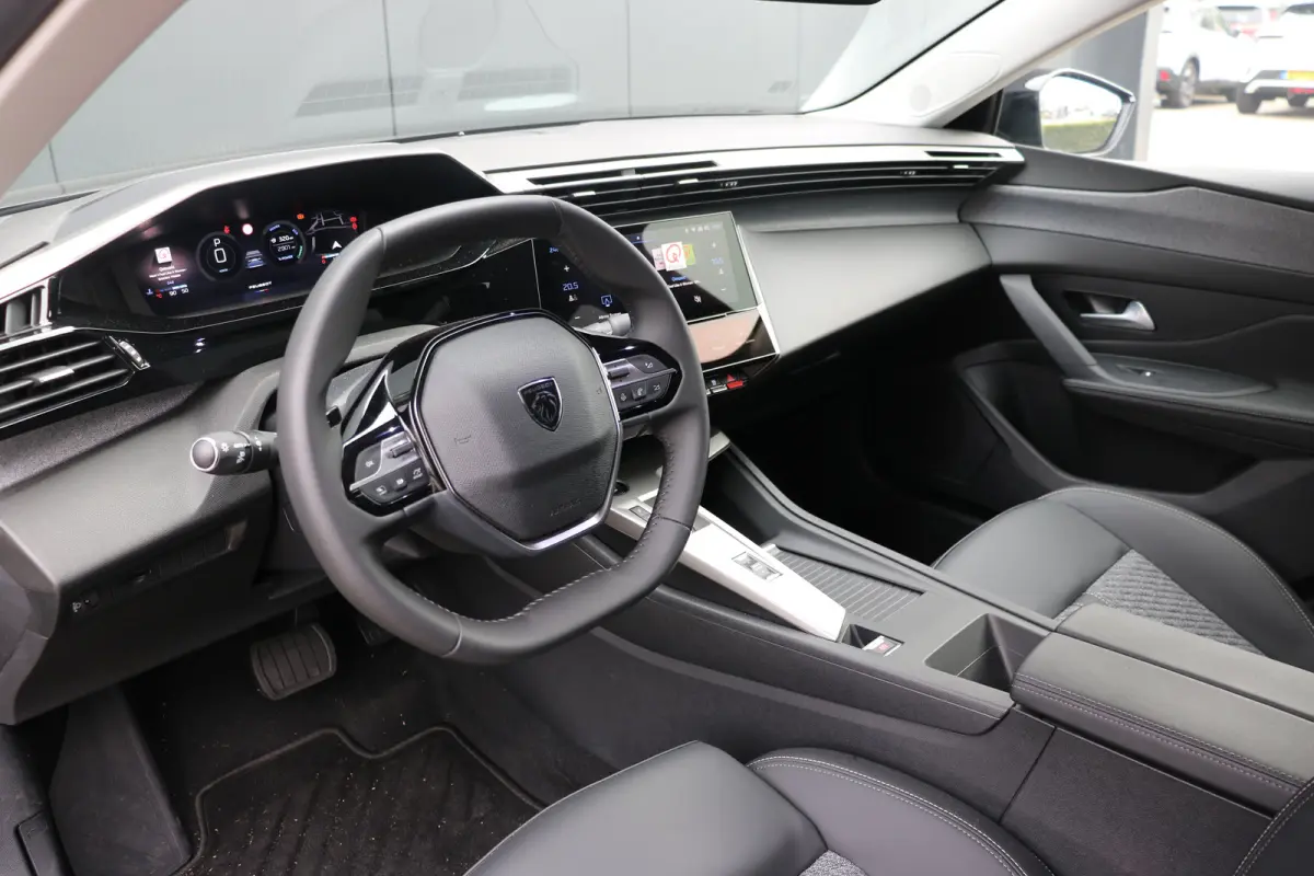 1.2 Allure Hybrid 145 | Navi | Stoel en stuurverwarming | Ad. Cruise control | 19'' LMV | Camera |