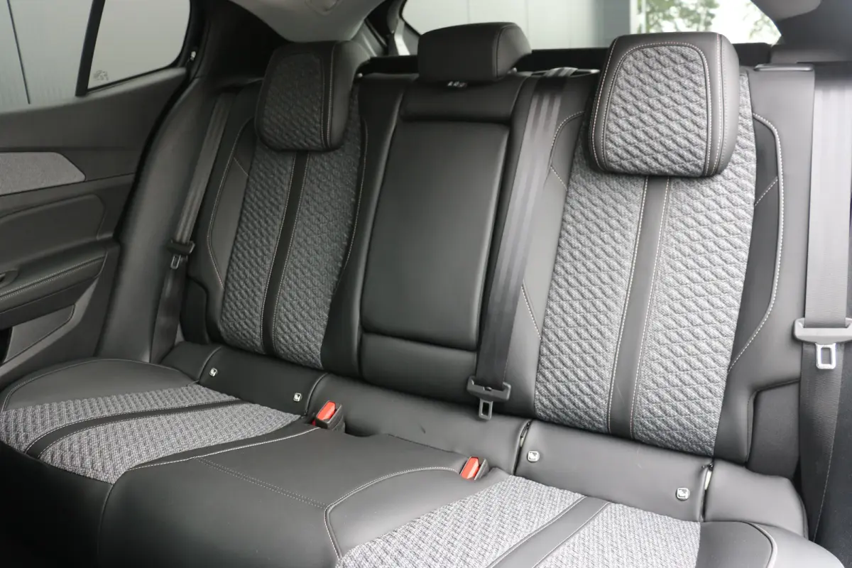 1.2 Allure Hybrid 145 | Navi | Stoel en stuurverwarming | Ad. Cruise control | 19'' LMV | Camera |