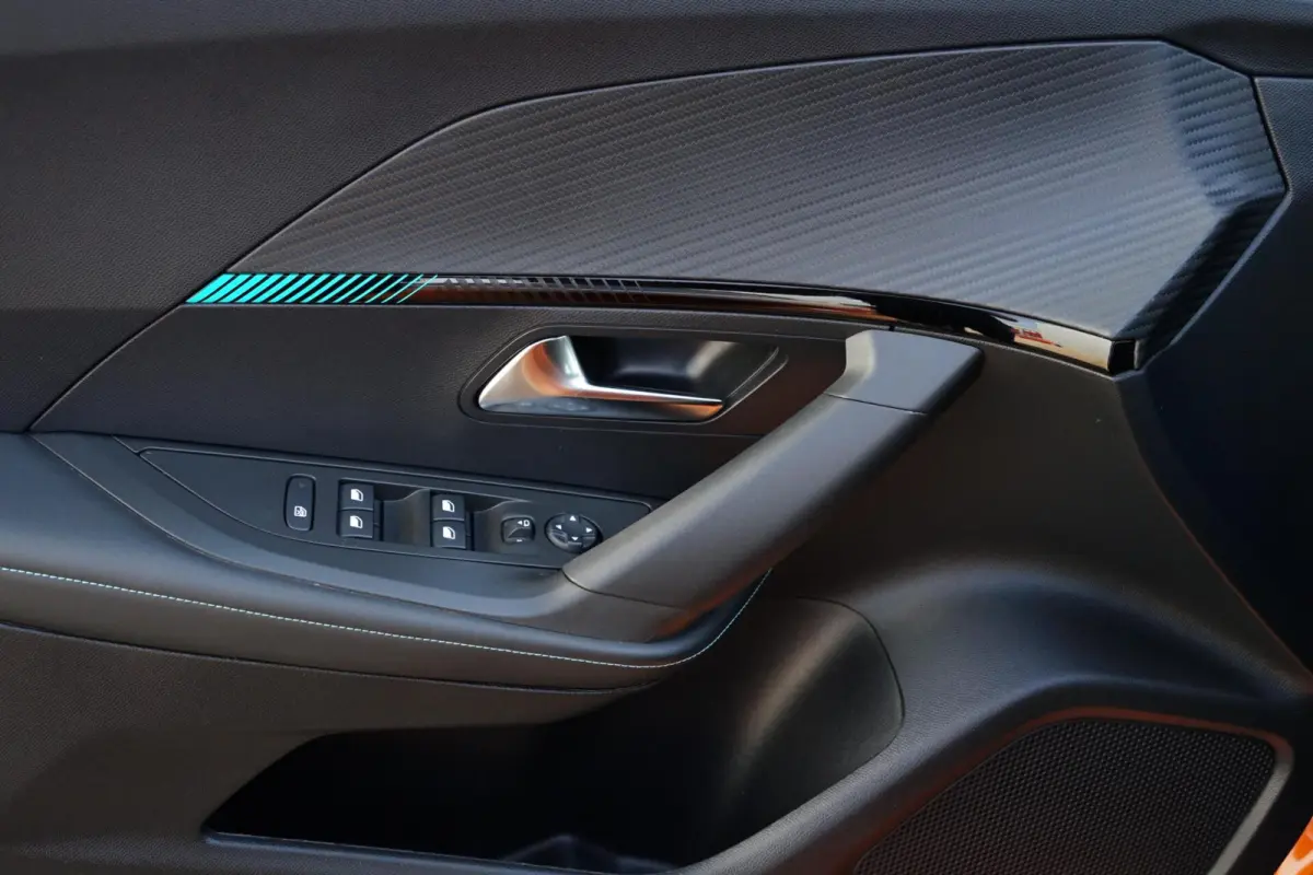 1.2 PureTech Allure, NL, aut. cam. CarPlay, LED