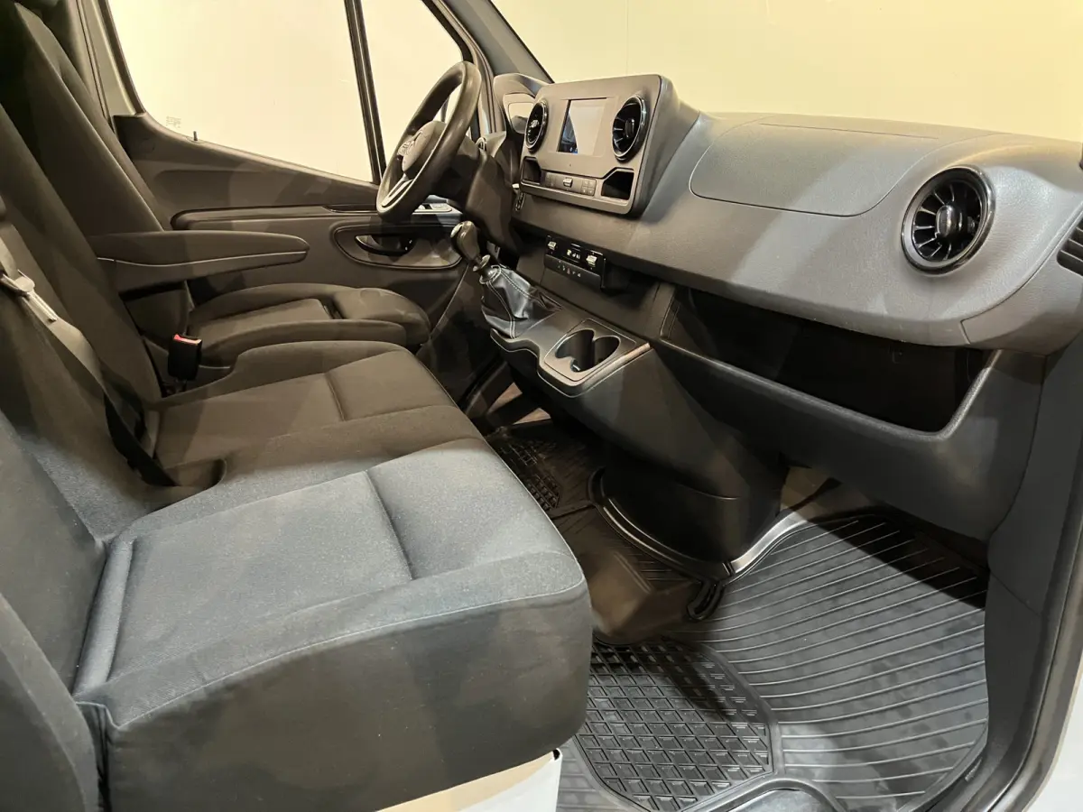 317 CDI L2H2 RWD / Euro 6 / LED / Airco / Cruise Control / Camera / Trekhaak / CarPlay / 3-Zits