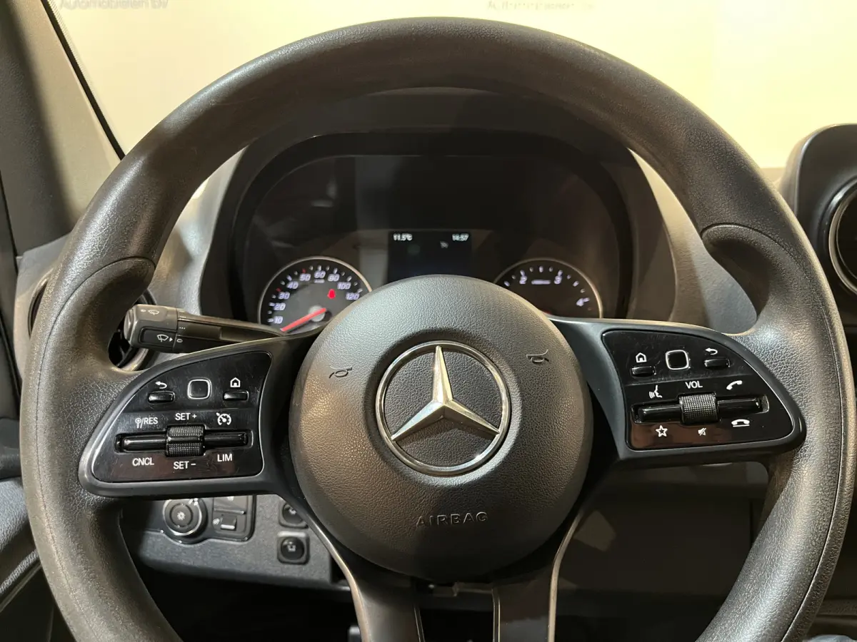 317 CDI L2H2 RWD / Euro 6 / LED / Airco / Cruise Control / Camera / Trekhaak / CarPlay / 3-Zits
