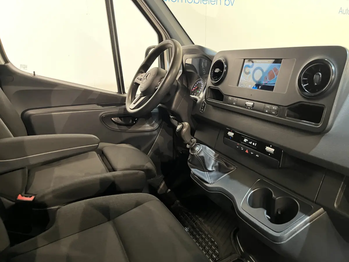 317 CDI L2H2 RWD / Euro 6 / LED / Airco / Cruise Control / Camera / Trekhaak / CarPlay / 3-Zits