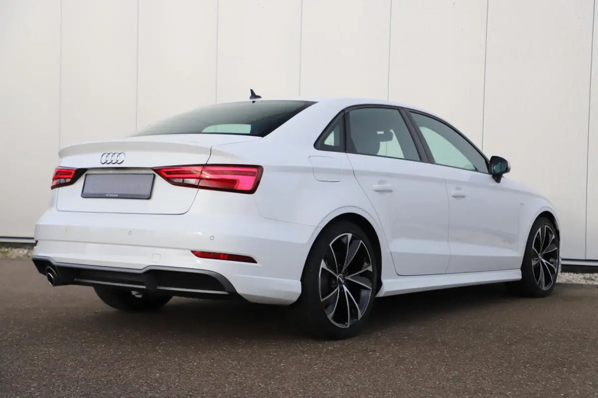 30 TFSI Sport S Line Edition Automaat Half Leder Sportstoelen Nieuwe 18 inch Velgen Vredestein All-season Banden! Full LED Navigatie Bluetooth Climate Cruise Parkeersensor