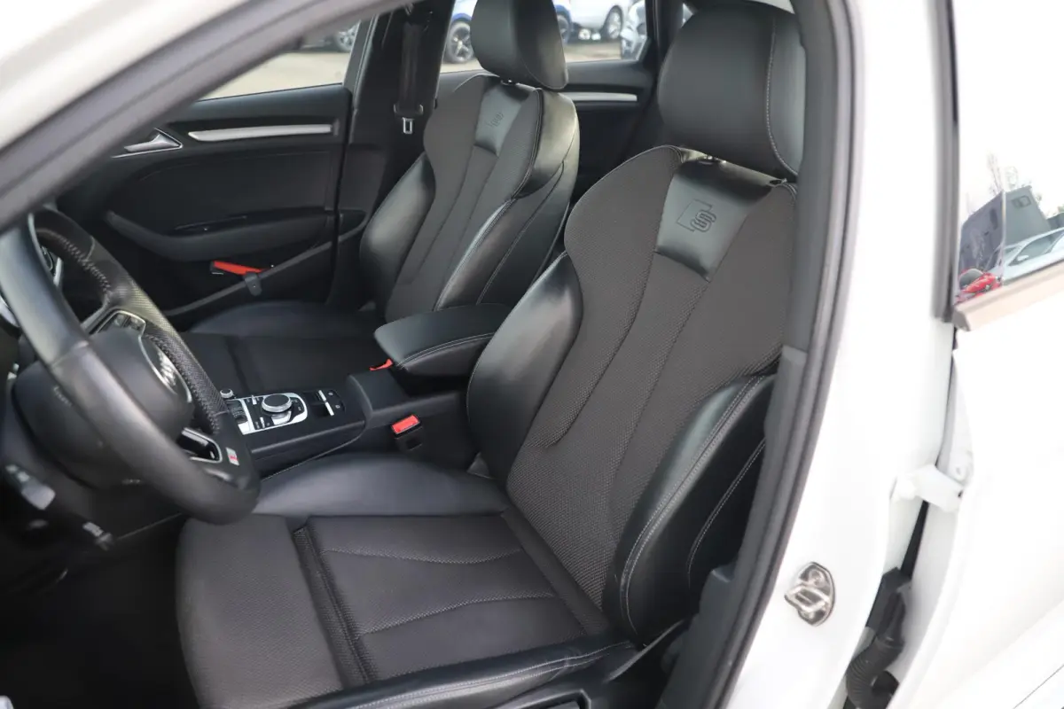 30 TFSI Sport S Line Edition Automaat Half Leder Sportstoelen Nieuwe 18 inch Velgen Vredestein All-season Banden! Full LED Navigatie Bluetooth Climate Cruise Parkeersensor