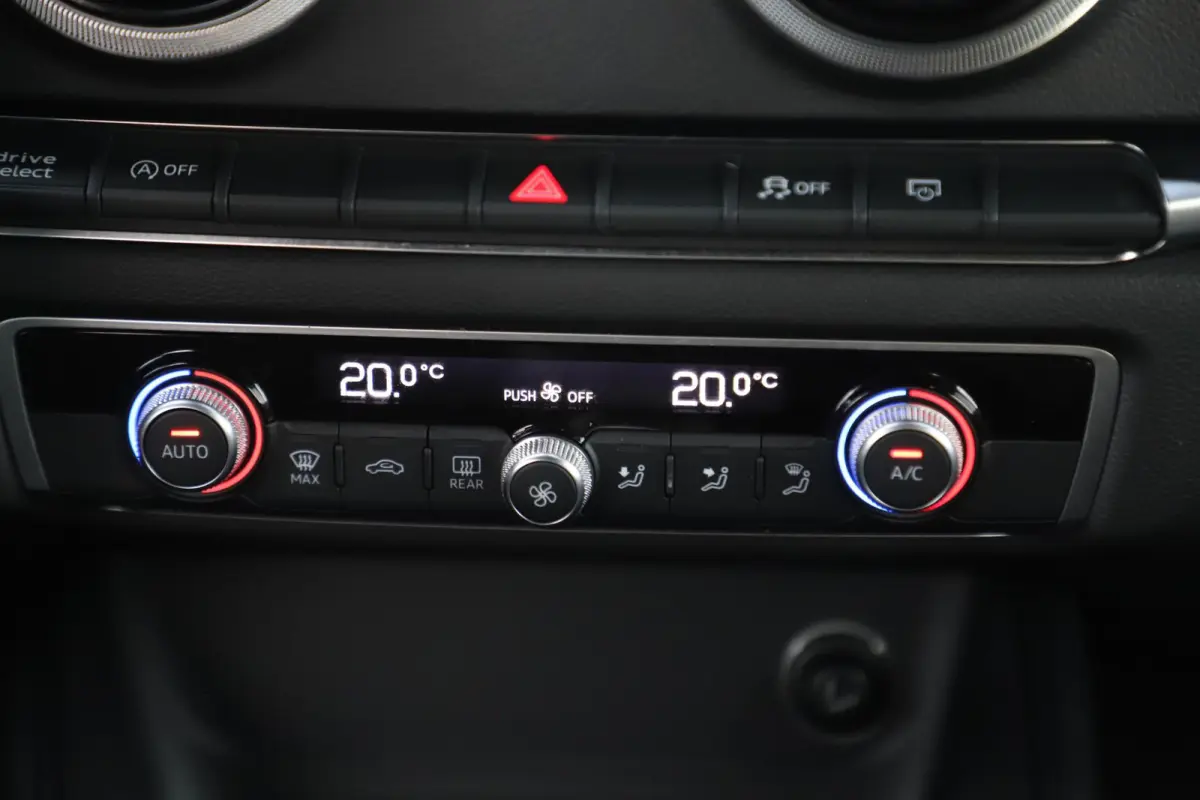 30 TFSI Sport S Line Edition Automaat Half Leder Sportstoelen Nieuwe 18 inch Velgen Vredestein All-season Banden! Full LED Navigatie Bluetooth Climate Cruise Parkeersensor
