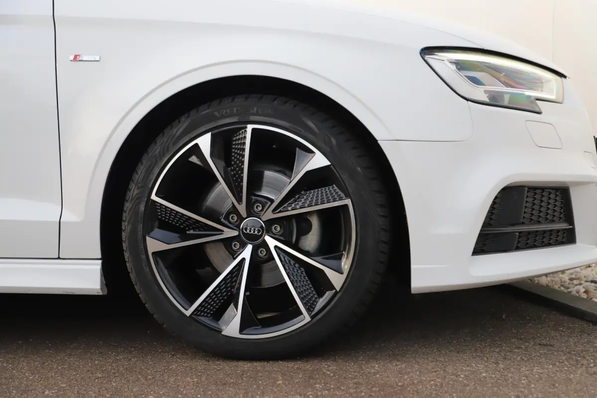 30 TFSI Sport S Line Edition Automaat Half Leder Sportstoelen Nieuwe 18 inch Velgen Vredestein All-season Banden! Full LED Navigatie Bluetooth Climate Cruise Parkeersensor