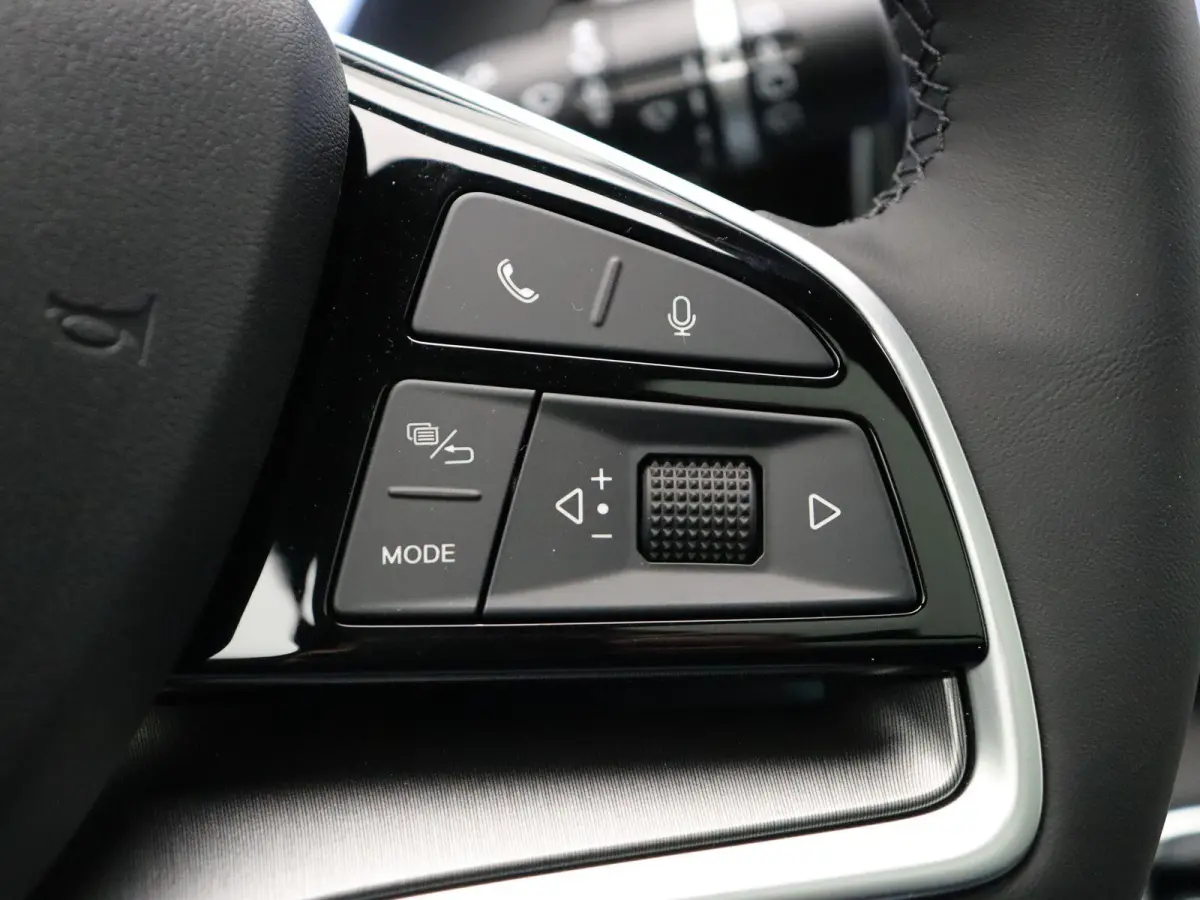 1.5 DM-i FWD Comfort | 26.6 KWh Accu | 125km WLPT | Panoramadak | Head-Up Display | Verwarmde/geventileerde voorstoelen |
