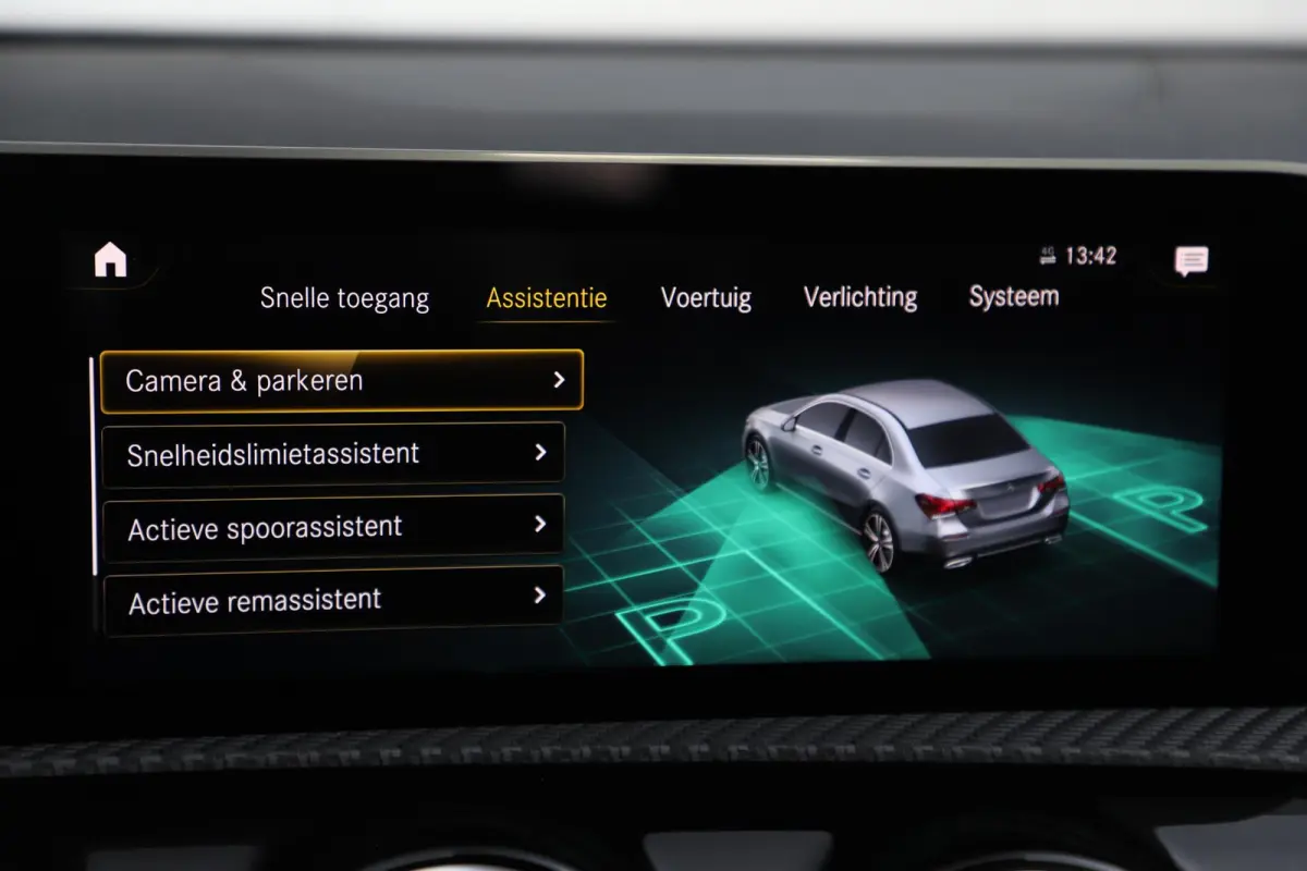 200 Business Solution Automaat Half Leder Full LED Sportstoelen Widescreen Carplay Android Navigatie Achteruitrijcamera Clima Cruise 19 inch AMG Look Velgen Nieuwe Banden! Stoelverwarming