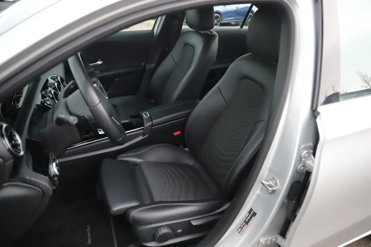 200 Business Solution Automaat Half Leder Full LED Sportstoelen Widescreen Carplay Android Navigatie Achteruitrijcamera Clima Cruise 19 inch AMG Look Velgen Nieuwe Banden! Stoelverwarming