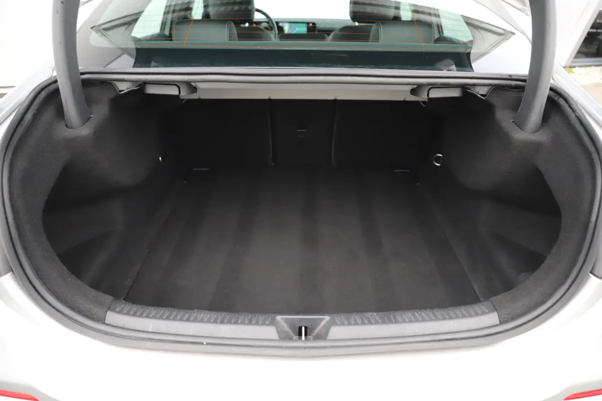 200 Business Solution Automaat Half Leder Full LED Sportstoelen Widescreen Carplay Android Navigatie Achteruitrijcamera Clima Cruise 19 inch AMG Look Velgen Nieuwe Banden! Stoelverwarming