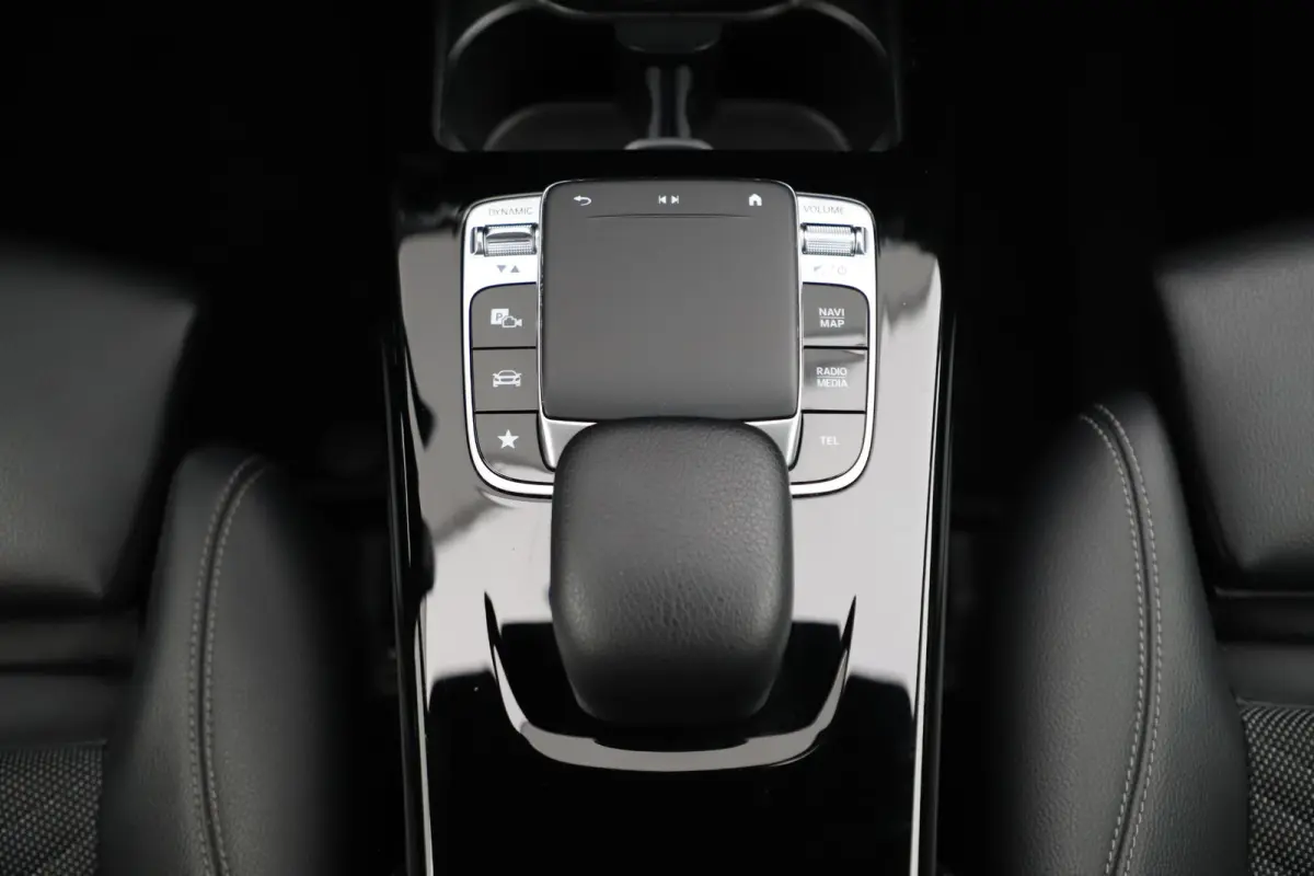 200 Business Solution Automaat Half Leder Full LED Sportstoelen Widescreen Carplay Android Navigatie Achteruitrijcamera Clima Cruise 19 inch AMG Look Velgen Nieuwe Banden! Stoelverwarming