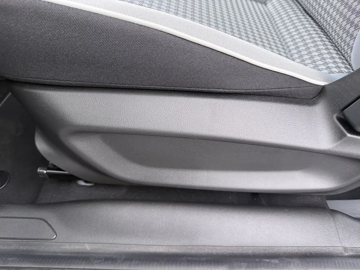 ICON | 10,25" touchscreen radio met Bluetooth, DAB & USB | Automatische airconditioning | Isofix bevestigingspunten op de achterstoelen