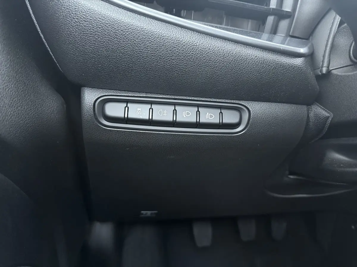 ICON | 10,25" touchscreen radio met Bluetooth, DAB & USB | Automatische airconditioning | Isofix bevestigingspunten op de achterstoelen