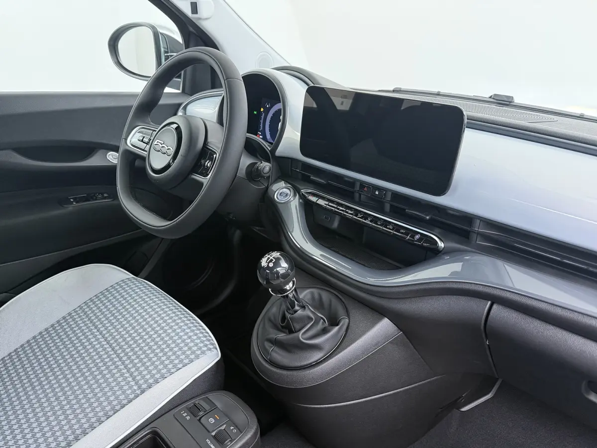 ICON | 10,25" touchscreen radio met Bluetooth, DAB & USB | Automatische airconditioning | Isofix bevestigingspunten op de achterstoelen